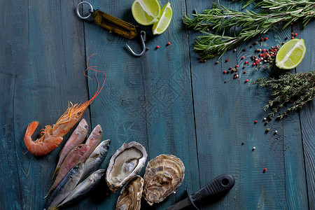 带蓝色牡蛎海鱼和附件的木头背景照片图片