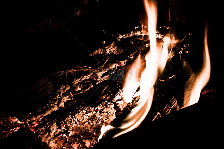 黑暗中的火焰烧烤图片
