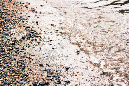 沙子和石子在河上图片