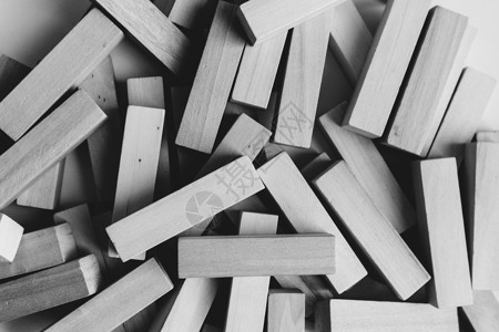 黑白共振桌游戏用的小木块堆积背景图片
