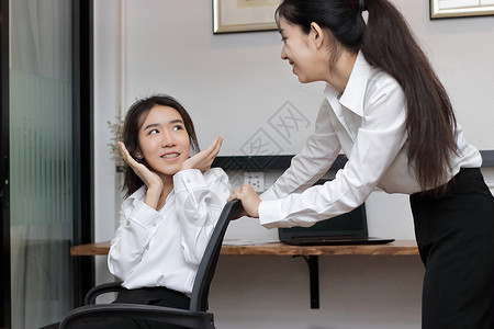 年轻亚洲商业女商人在办公室里一起推椅图片