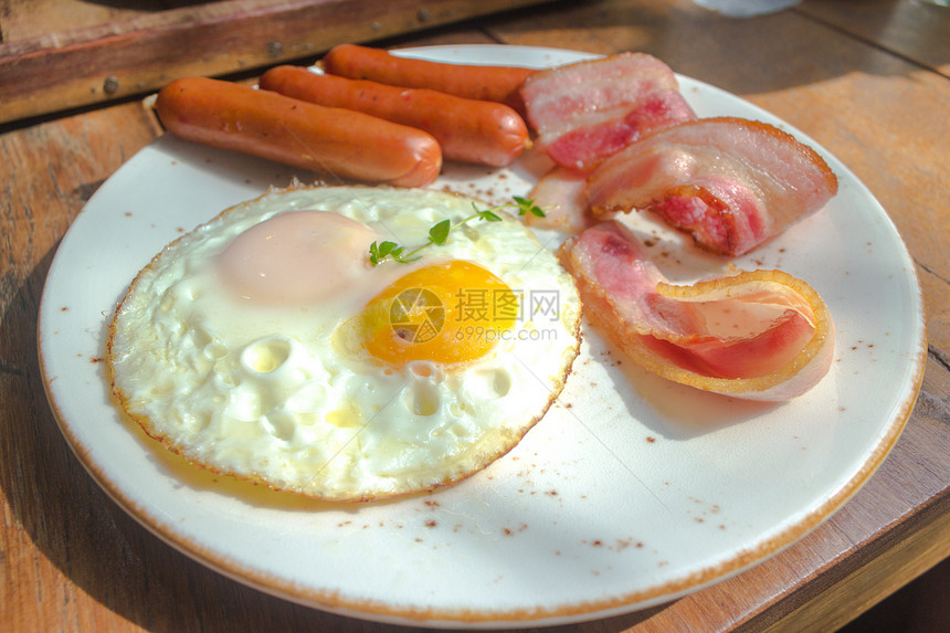 一套美国早餐培根炒鸡蛋和香肠图片