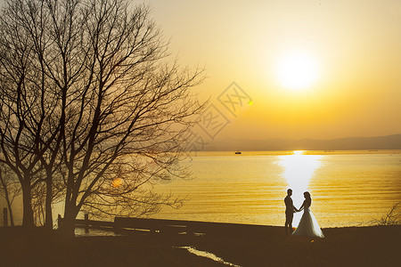 婚礼夫妇刚在日本海边结婚图片