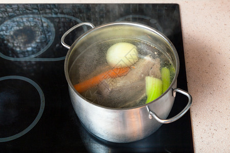 烹饪汤在陶瓷锅炉图片