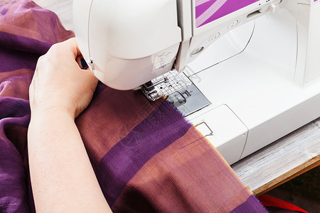 缝补杂板围巾设计师用缝纫机为未来丝绸披图片