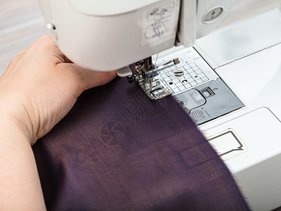 缝制围巾针妇用缝纫机为未来的丝披肩缝图片