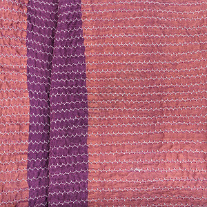 缝制围巾从缝合丝织物条纹的粉红色纺织图片