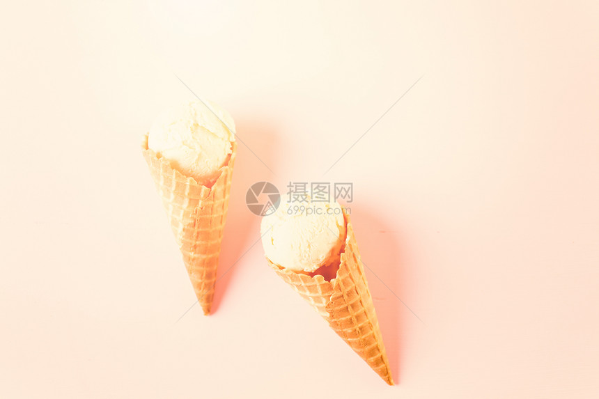 松饼冰淇淋锥和盘子的冰淇淋勺图片