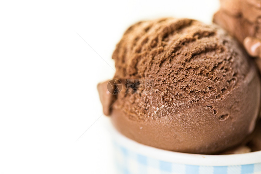纸杯中的巧克力冰淇淋勺图片