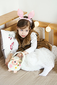 兔子耳朵里一个可爱的小女孩图片
