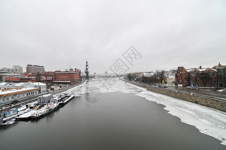莫斯科河在俄罗斯冬季冷冻时横渡莫图片