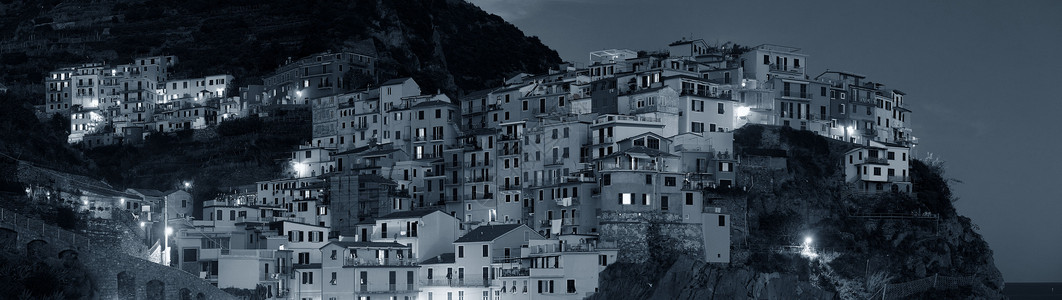 在意大利辛克特尔市马纳罗拉悬崖上空的意大利风格居图片