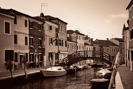 布拉诺历史建筑和运河的黑白景色图片