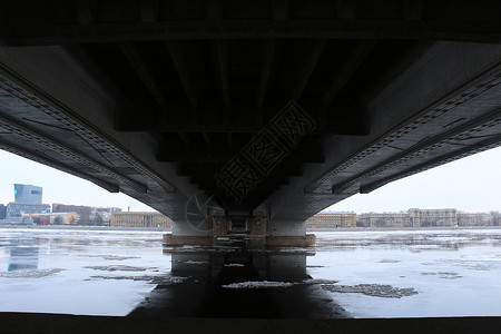 桥下有浮冰的河流图片