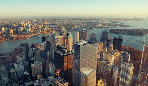 曼哈顿市中心日落楼顶风景与纽约市图片
