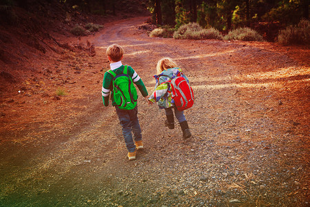 男童和女童在自然旅行概念图片