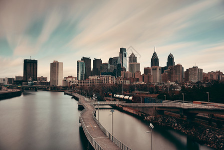 美丽的费城天际线与城市建筑图片