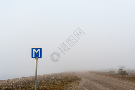 在一片迷雾的地势下在一条乡村公图片