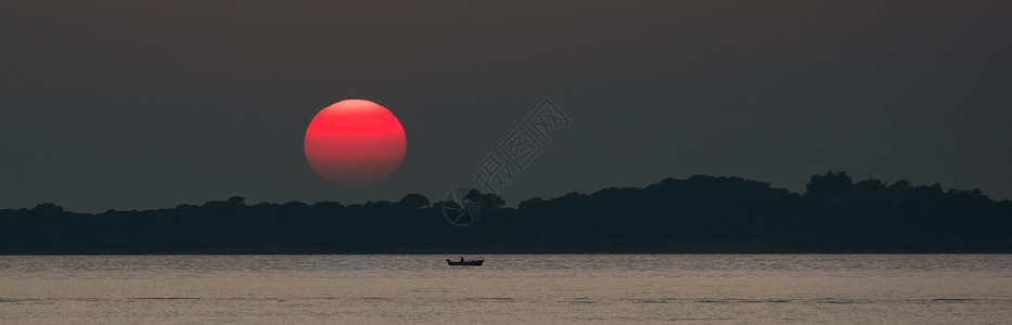 红日与花海上夕阳红日与渔船背景