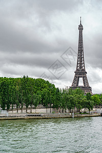 埃菲尔铁塔和巴黎乌云笼罩的图片