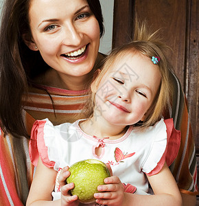家庭母亲和女儿的肖像快乐笑的家庭现代人的生活方图片