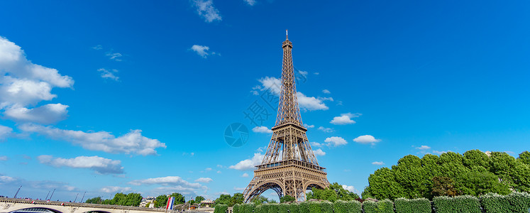 埃菲尔铁塔在法国巴黎的绿树和大桥上图片
