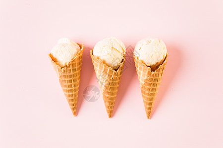 松饼冰淇淋锥和盘子的冰淇淋勺背景图片
