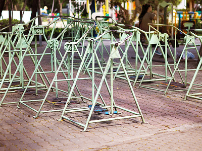 一排金属户外秋千步行锻炼公共园健身房的设备泰国的图片