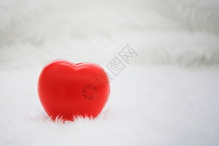 红心在白桌背景Valent图片