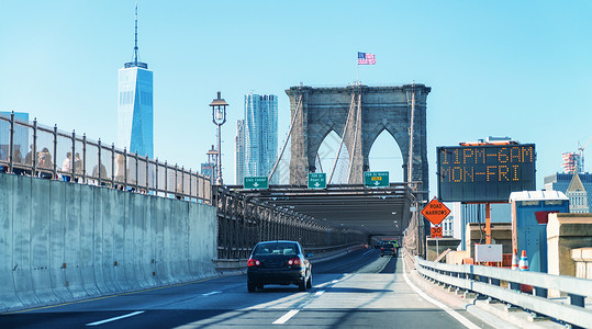 纽约布鲁克利大桥的车经过从图片