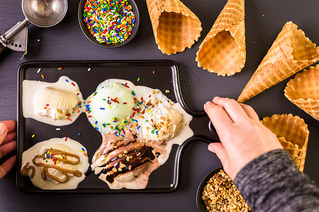 华夫饼冰淇淋锥和盘子的冰淇淋勺图片