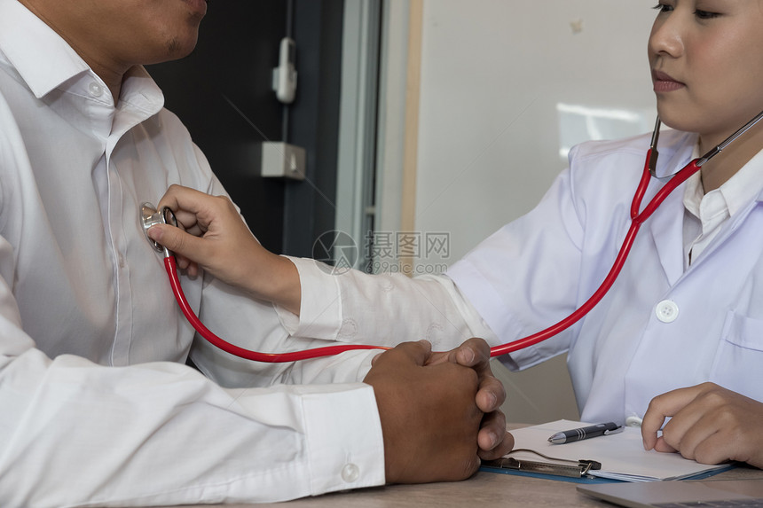 医生在医院使用听诊器检查患者胸部的脉搏率医生在诊所测量心图片
