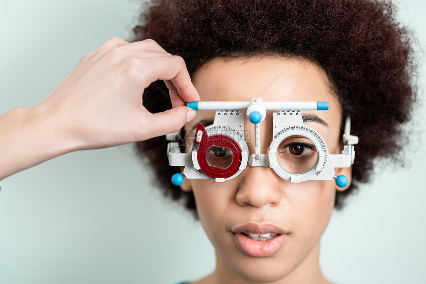 在配镜师或眼科医生专家处用phoropter进行新眼镜视图片