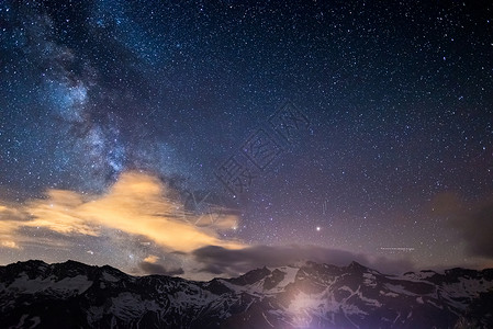 从阿尔卑斯山高海拔处捕获的银河系星空图片