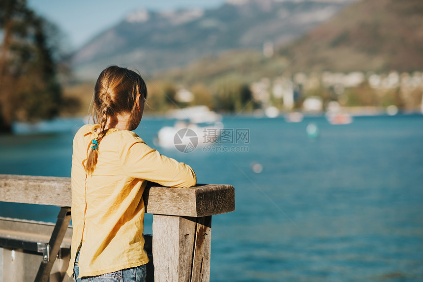 小女孩在厄利泉水的安纳西湖上与孩子的家图片