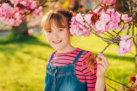 一个漂亮小女孩的户外春天肖像图片
