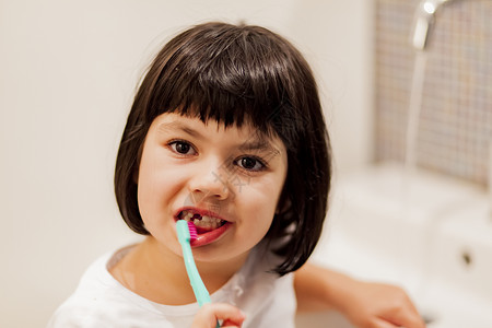 小女孩刷牙的肖像图片