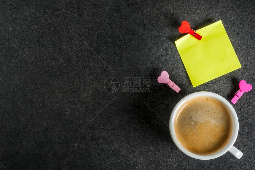 情人节概念带红丝带的礼盒咖啡杯带心形别针黑色背景复制空间顶视图的图片