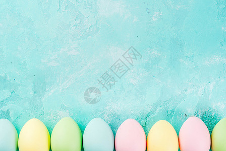 复活节概念浅蓝色背景的鸡蛋彩色糊面贺卡的背景背景图片