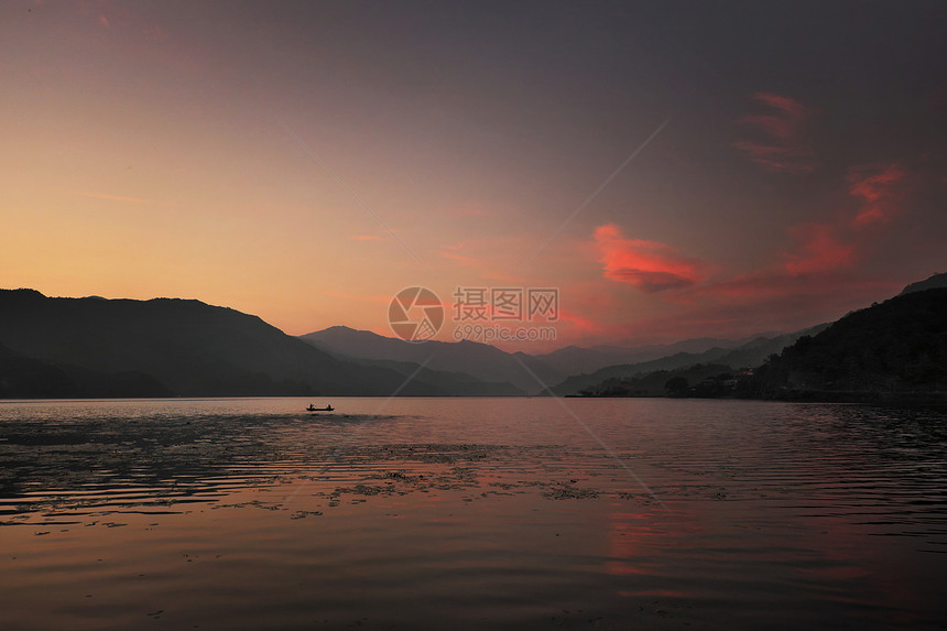 山湖上的日落有一艘小船图片