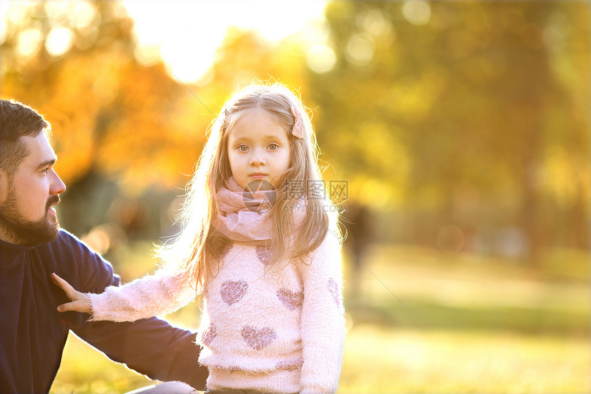 秋天公园里的爸和女儿玩笑图片