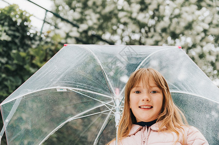 可爱小女孩的有趣肖像配着透明的雨伞图片