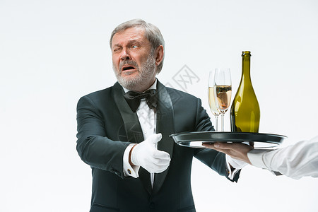 高级诉讼人抱怨在白工作室背景上孤立的坏葡萄酒不良服务的概念图片