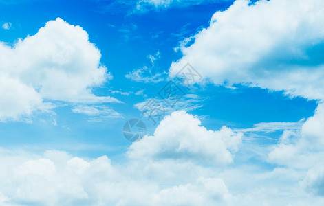 与白色蓬松多云的特写镜头蓝天图片