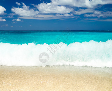 热带海滩蓝天碧水图片
