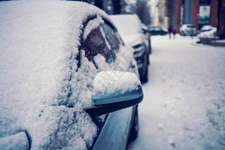 雪覆盖的汽车冬季停车后视镜被雪覆盖图片