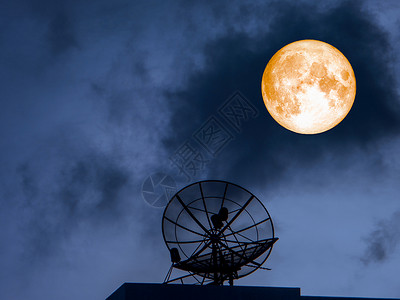 悬停在云天夜空上的蓝色超级血液图片