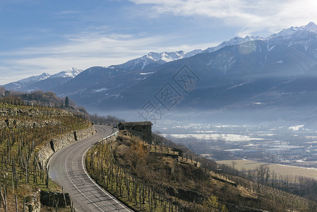 松鸣岩意大利北部与瑞士接壤的伦巴迪地区Sondrio附近的Valtellina山谷背景