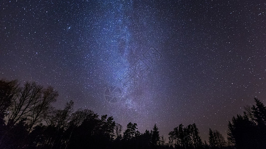 美丽的夜空与银河在森图片