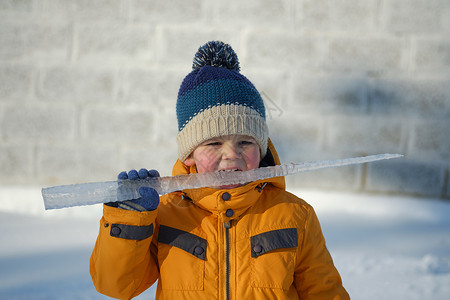 可爱的欧洲男孩有大冰棒在图片